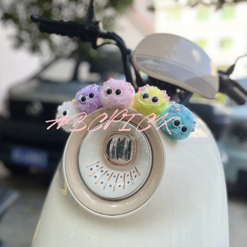 车载摆件创意可爱卡通玩偶汽车中控台电动车怪兽毛球车上装饰用品