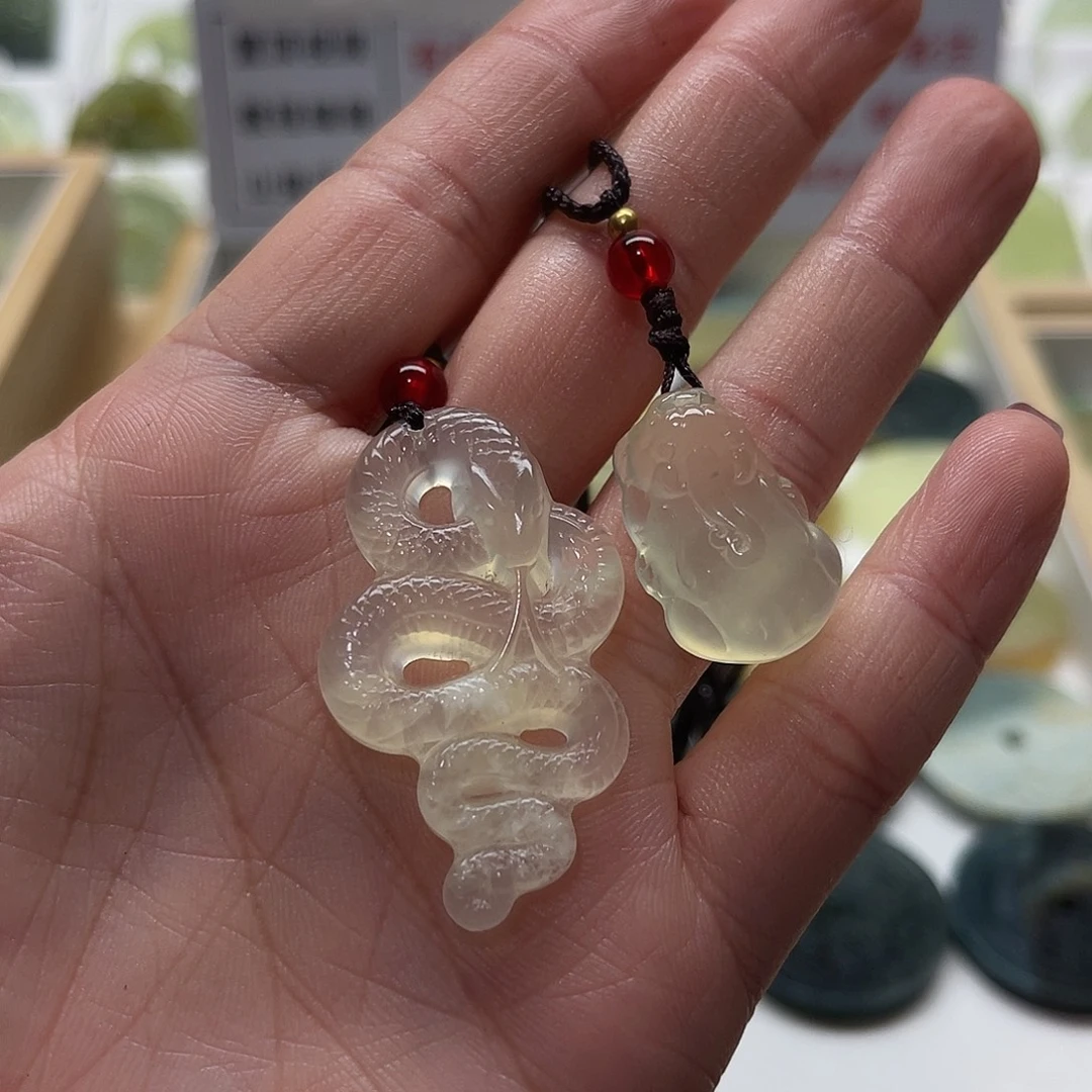 蛇纹石玉未镶嵌颈饰