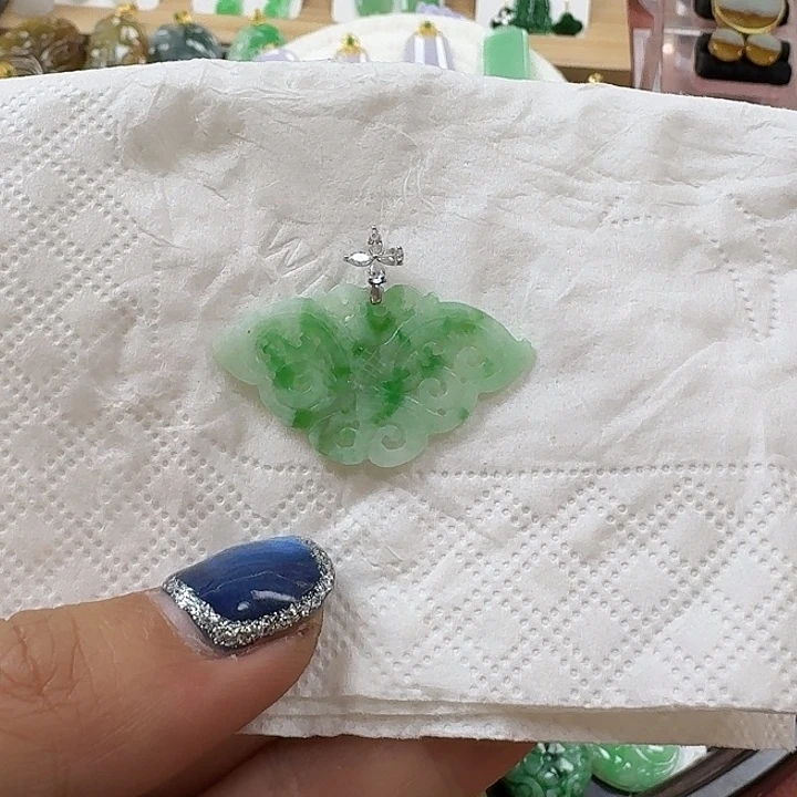 翡翠未镶嵌颈饰镂空蝴蝶