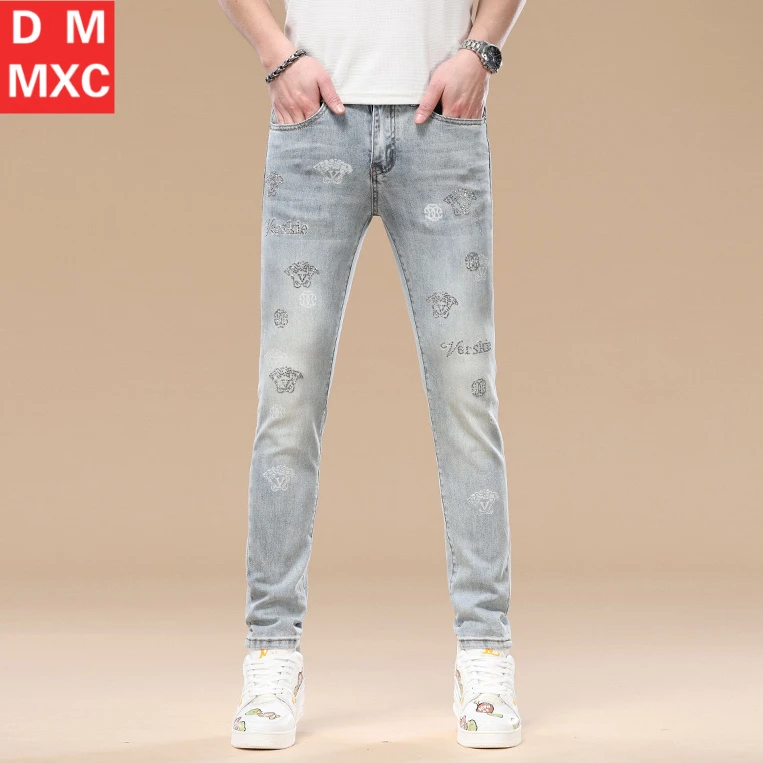 2025春夏新款欧货烫钻男士牛仔裤潮牌浅蓝色修身小脚弹力高端长裤