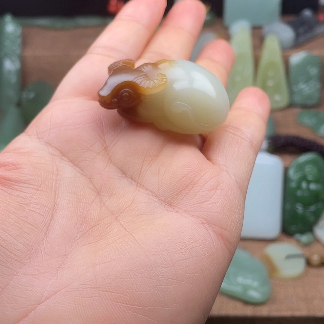 豪***哥和田玉（糖玉）未镶嵌颈饰