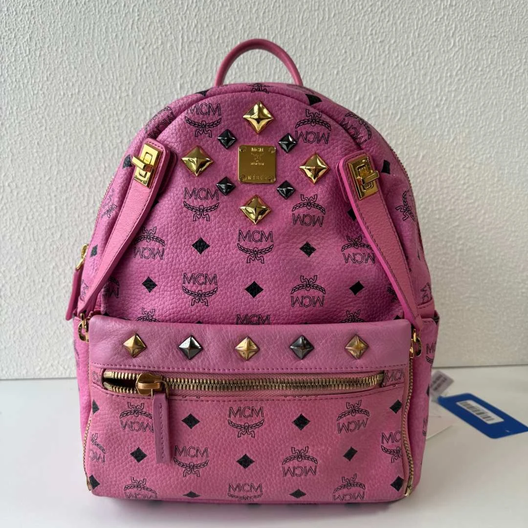 95新 MCM XM/满印老花芭比粉铆钉小号双肩包/SD05622025