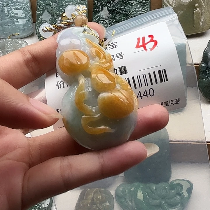 翡翠未镶嵌颈饰挂件