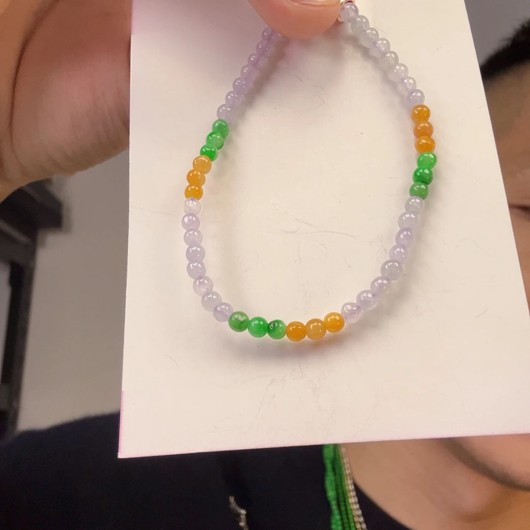 翡翠未镶嵌颈饰一件