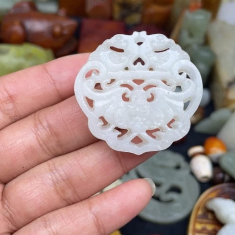 蛇纹石玉未镶嵌颈饰2