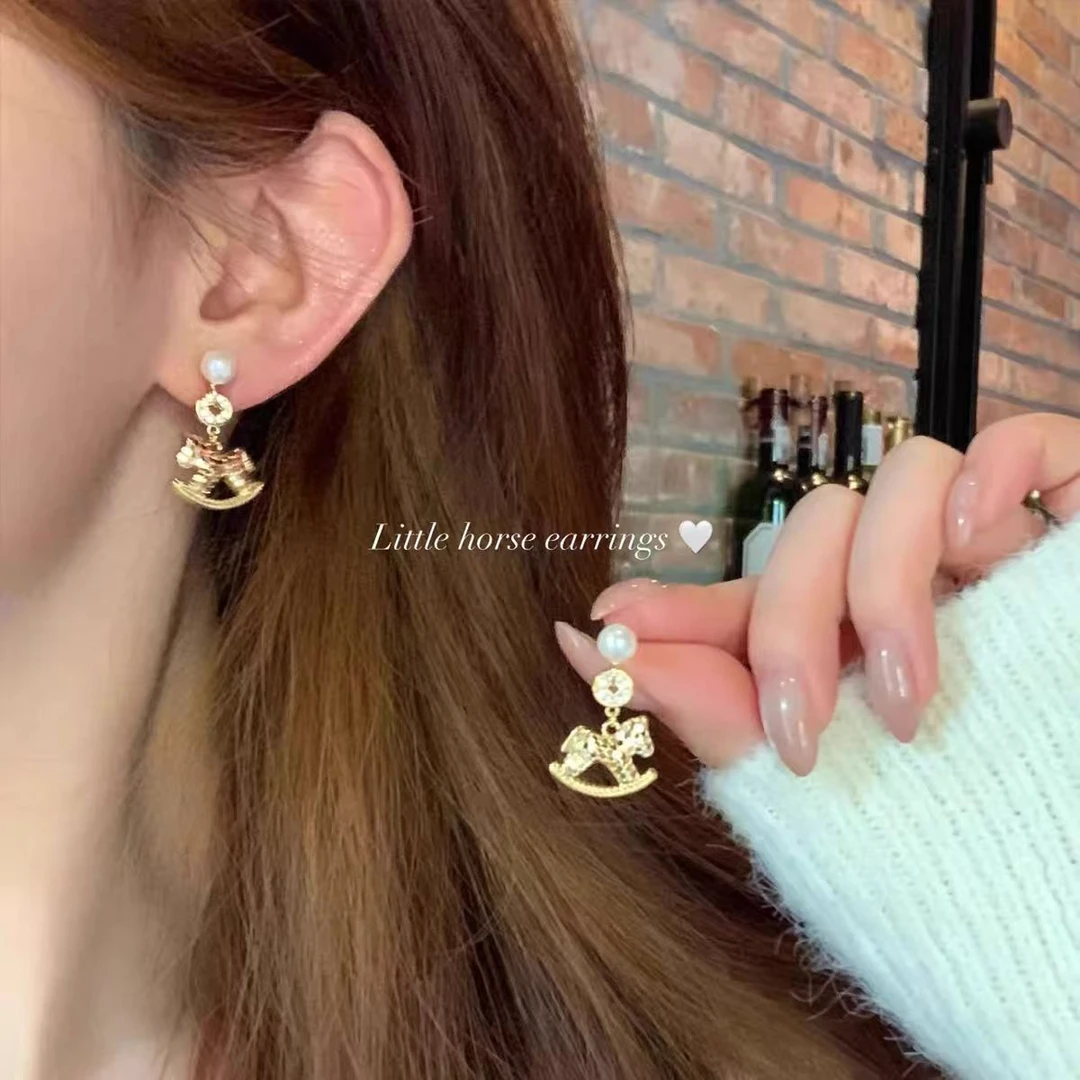 马上有米!!闪锆金色小马钱币吊坠流苏珠珠耳环百搭素款马年耳饰品