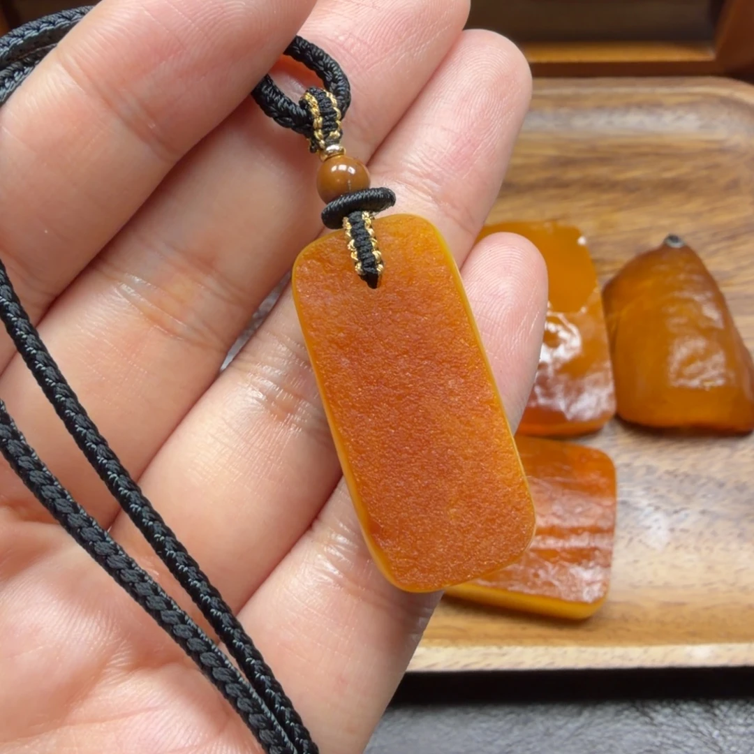 琥珀未镶嵌吊坠(赠链)