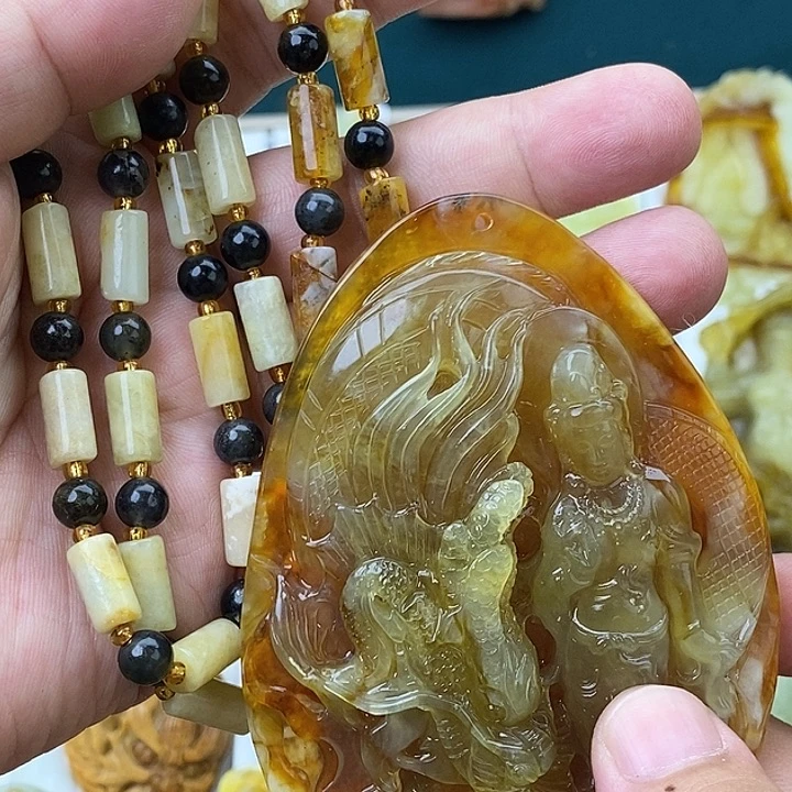 心***佛蛇纹石玉未镶嵌颈饰