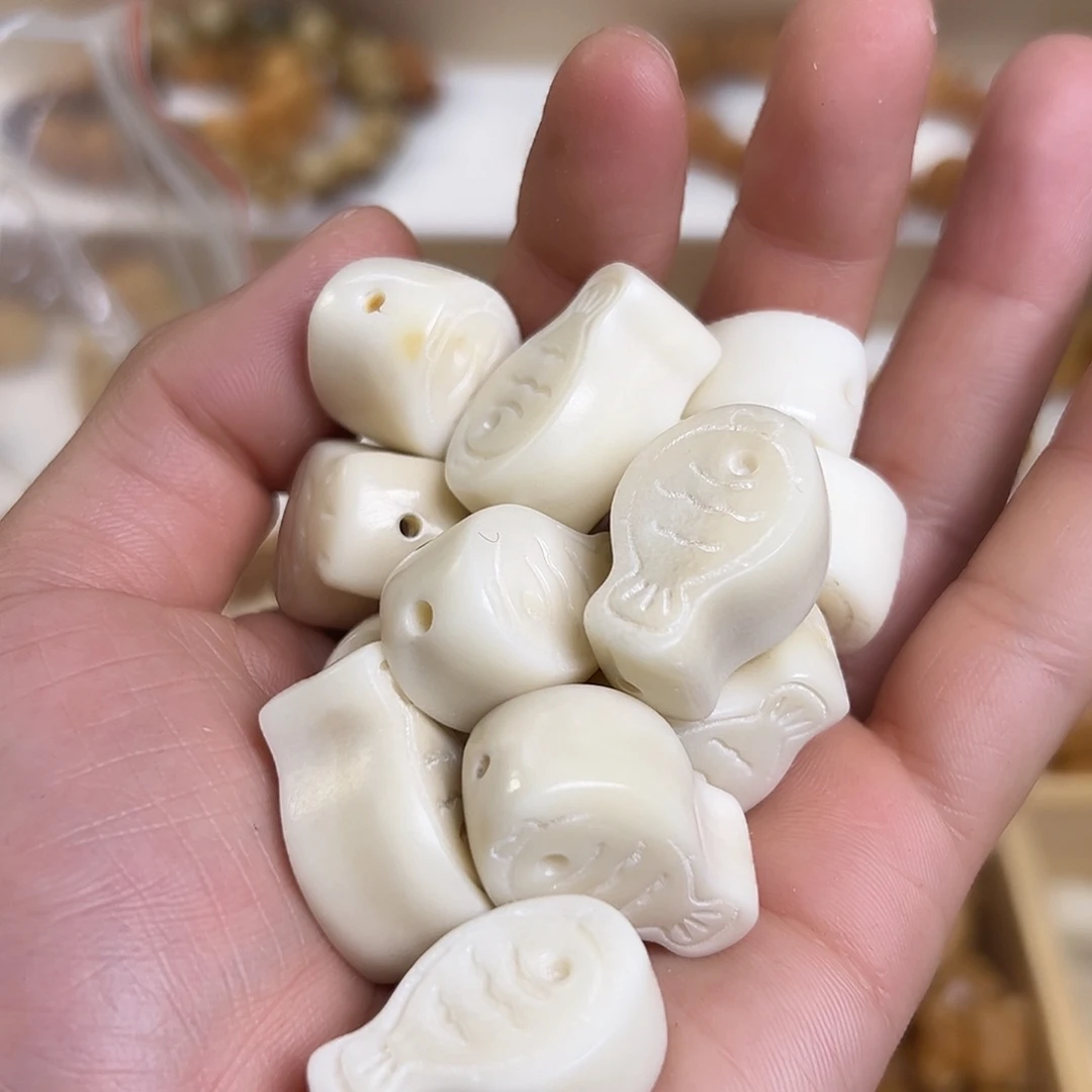 菩提根/象牙果吊坠2颗白色鱼饼瑕疵