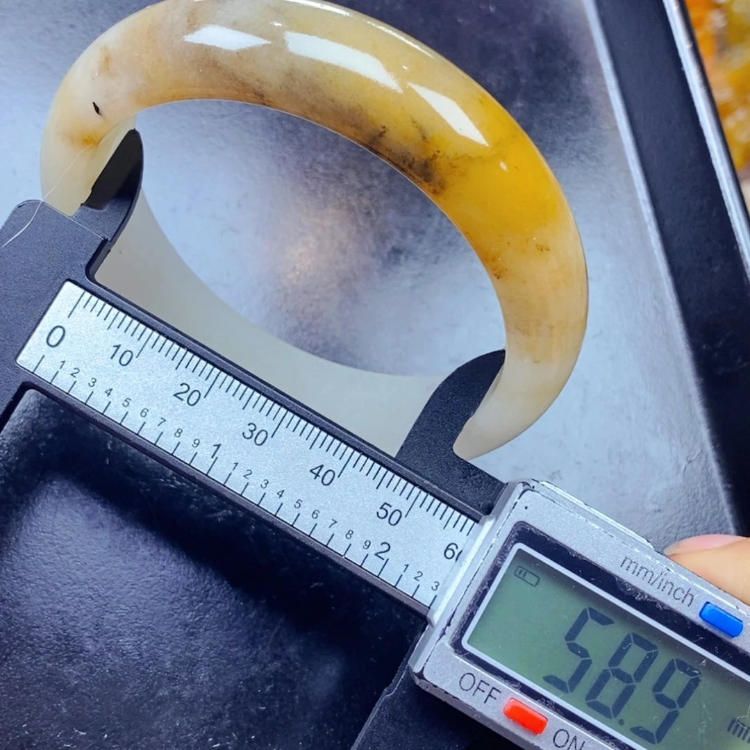 石英质玉（黄龙玉）未镶嵌颈饰