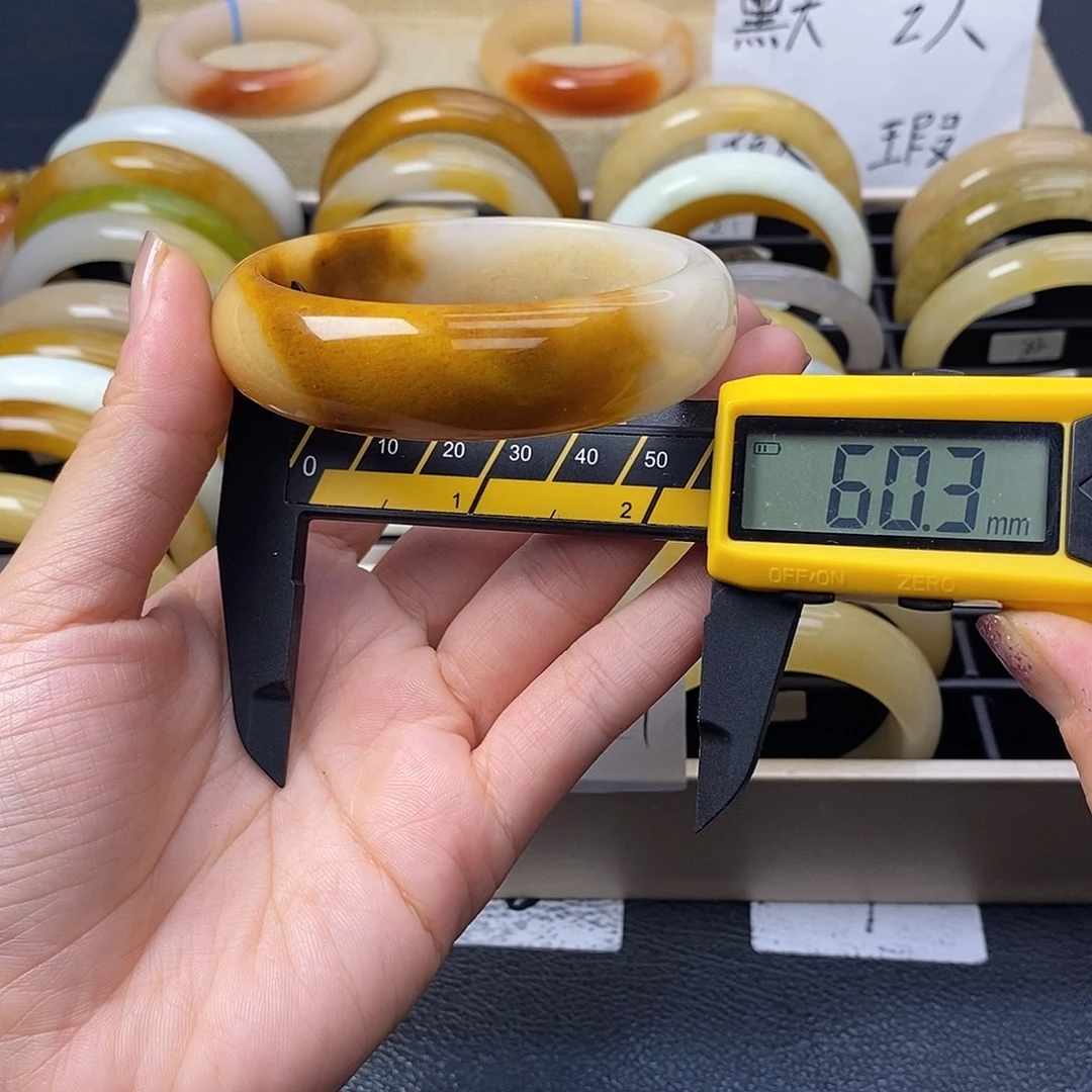 未镶嵌石英质玉（黄龙玉）手镯35号