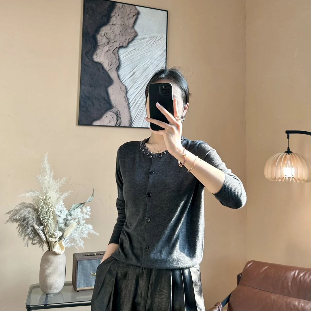 JIAYI加一圆领手工钉珠高品质开衫超细美莉诺羊毛针织衫女JY744