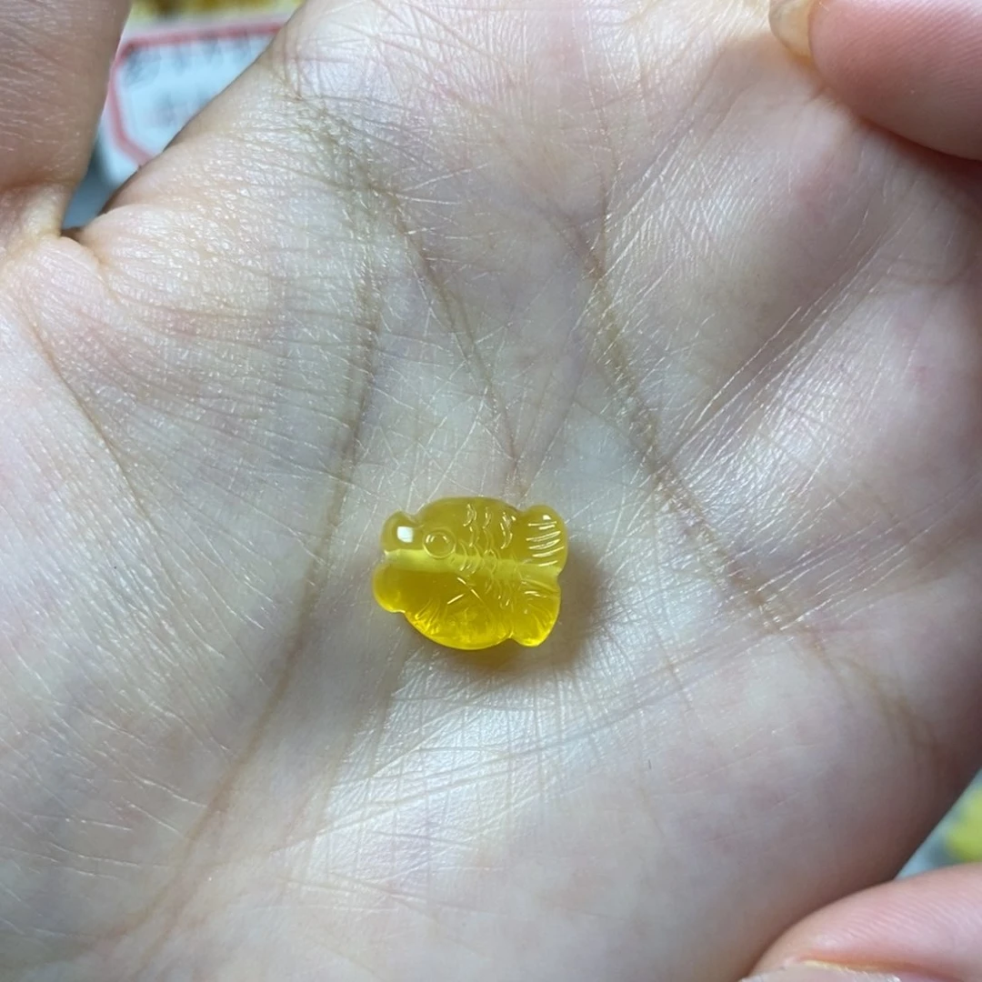 琥珀裸石未镶嵌小鱼