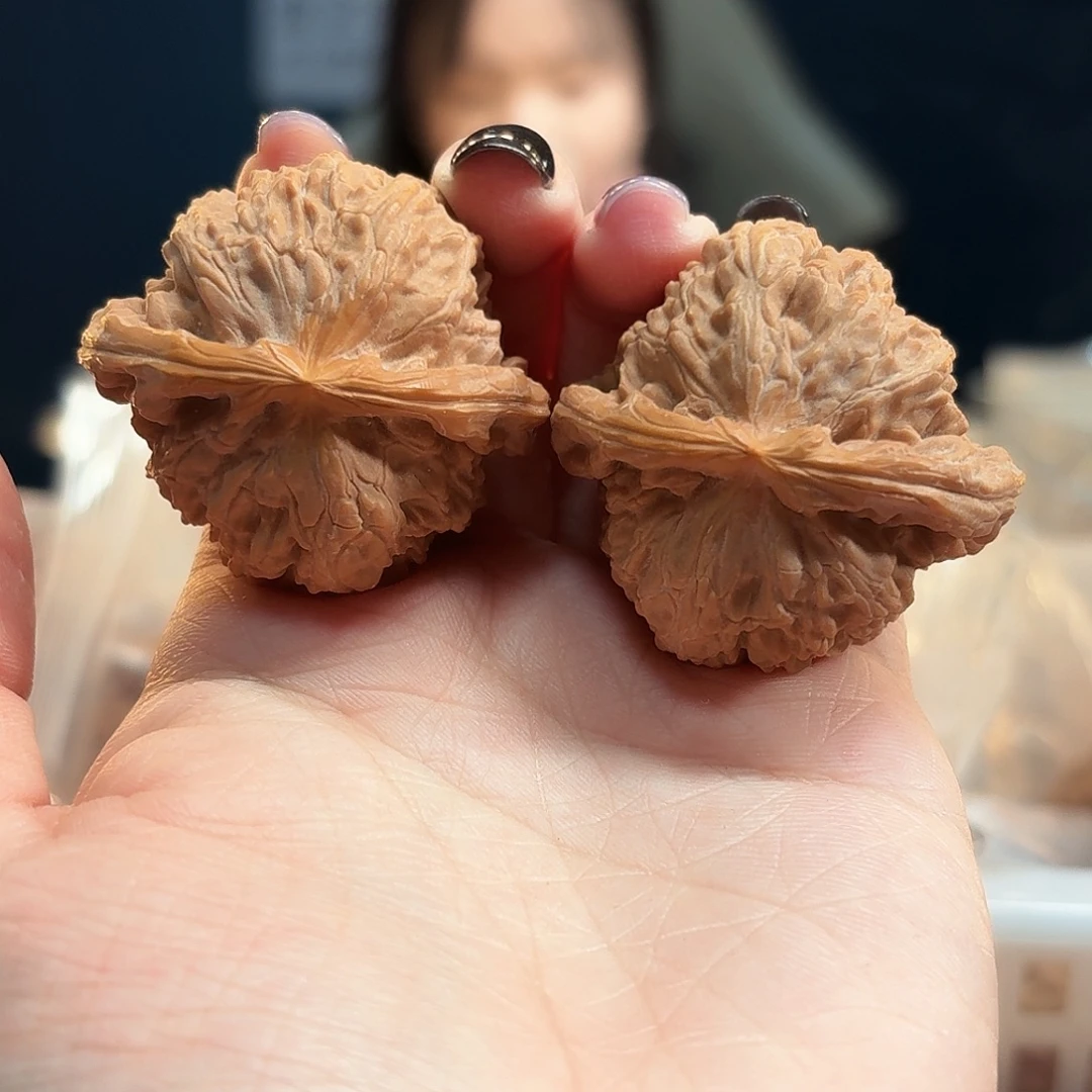 吊坠桃核白狮子40尺