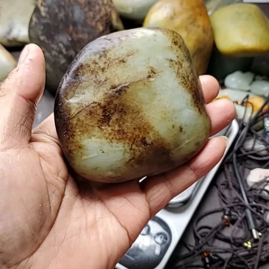 和田玉未镶嵌把件