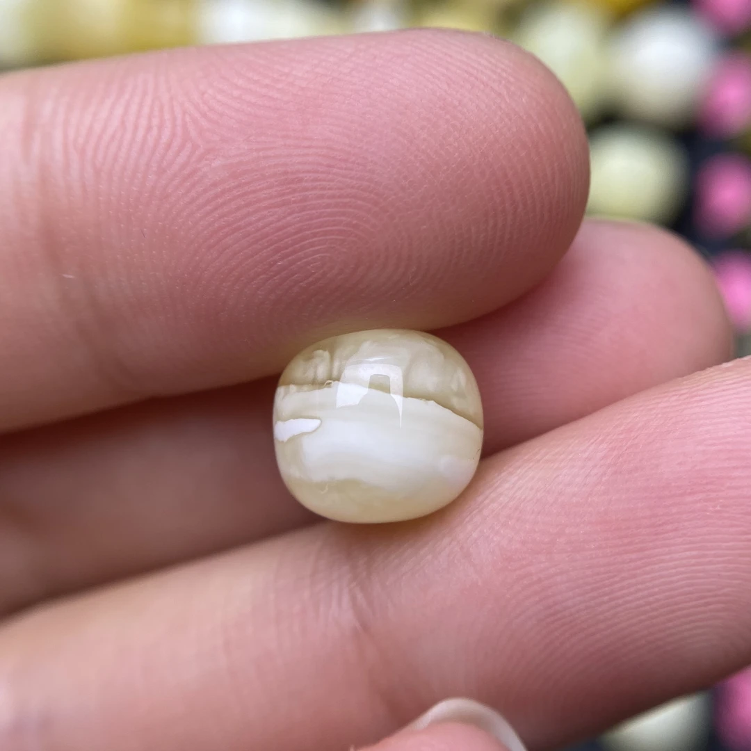 蜜蜡金胶白老型配饰10.0×9.0mm，天然无优化杂裂，品相好