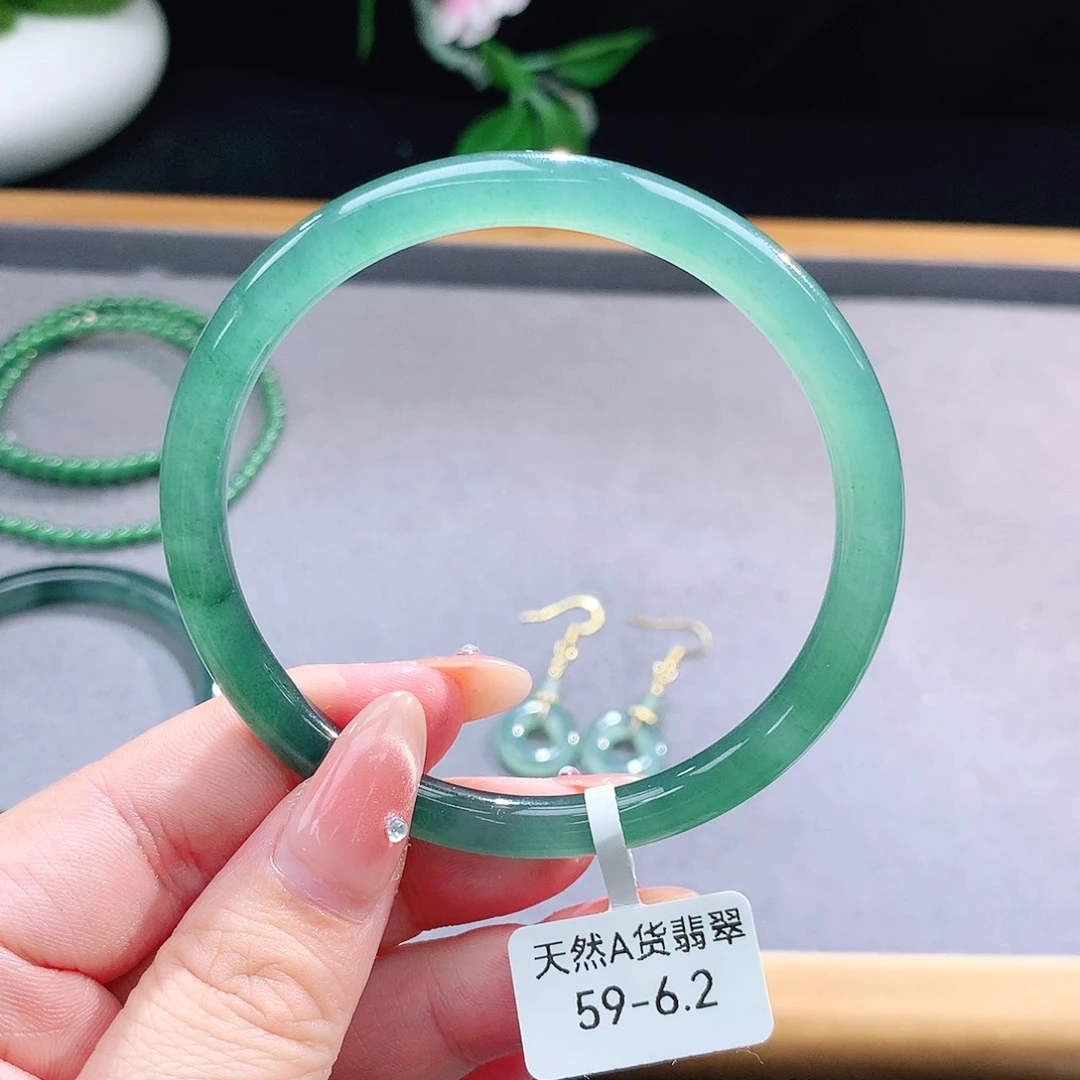 未镶嵌手镯（圆镯）翡翠