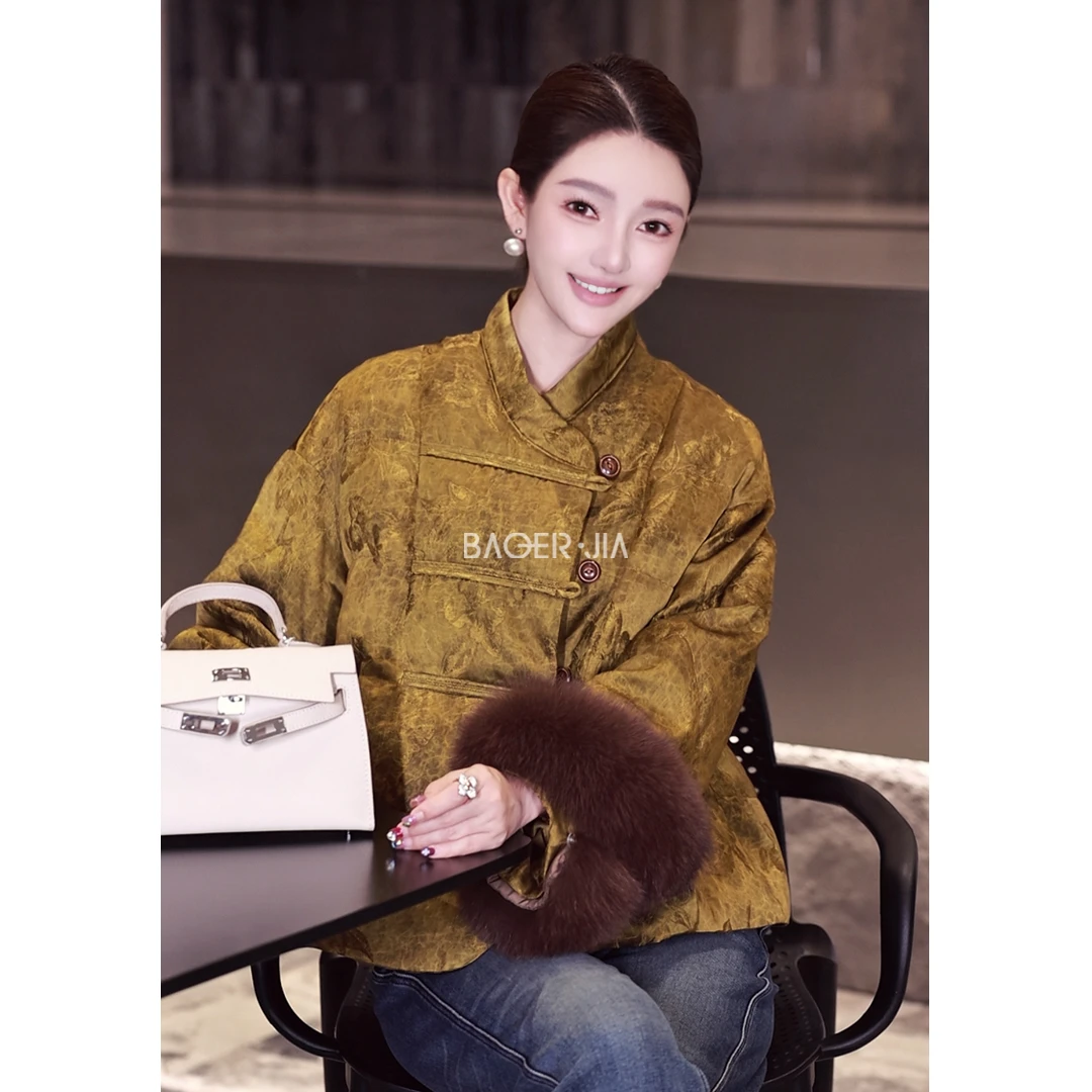 39-宝儿家含幂BH28225309XQ进口芬兰狐狸毛新中式提花90白鹅绒服