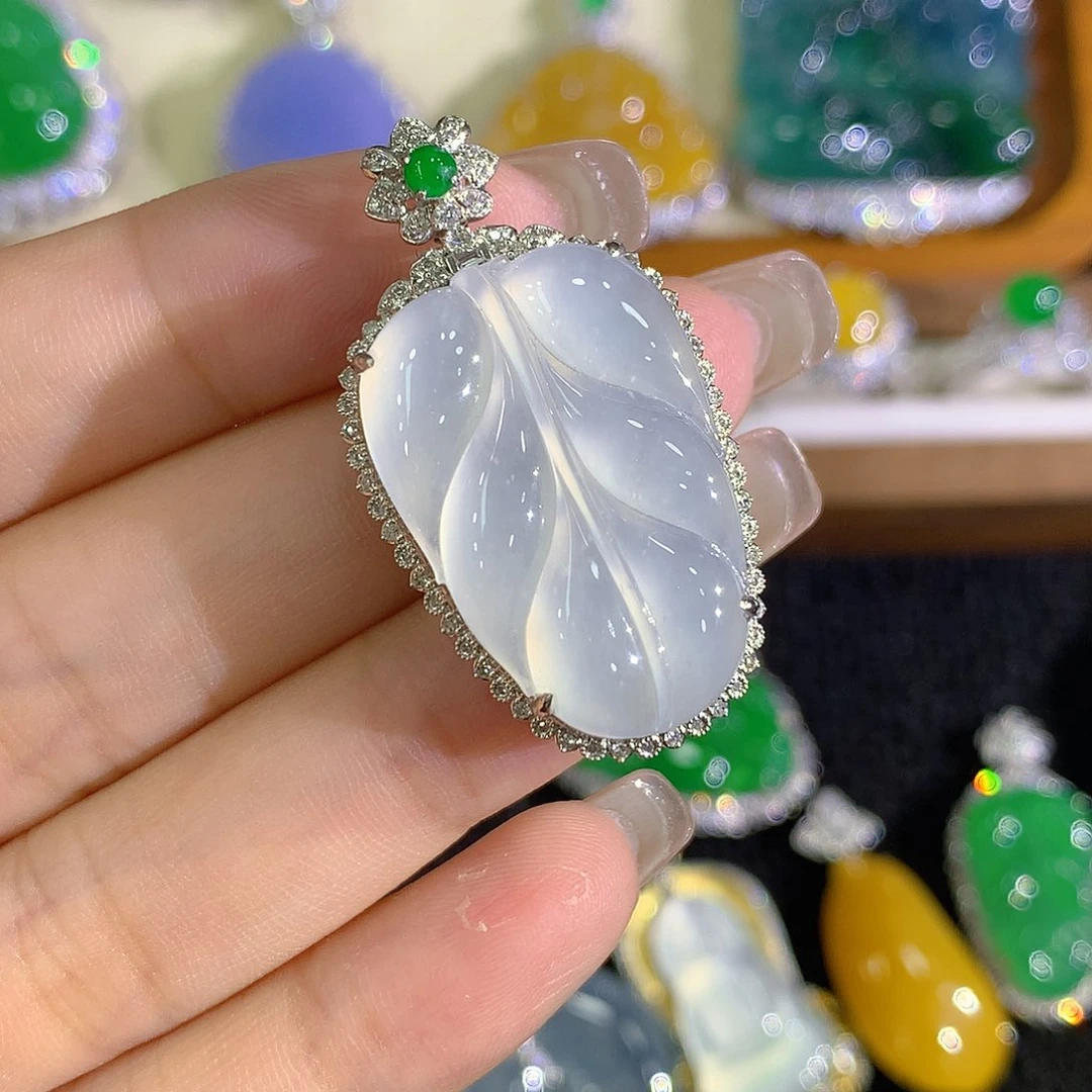 翡翠18K金镶嵌颈饰8888888