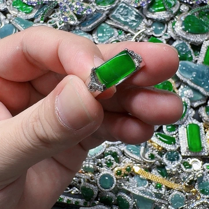 翡翠颈饰未镶嵌天然A货翡翠放漏