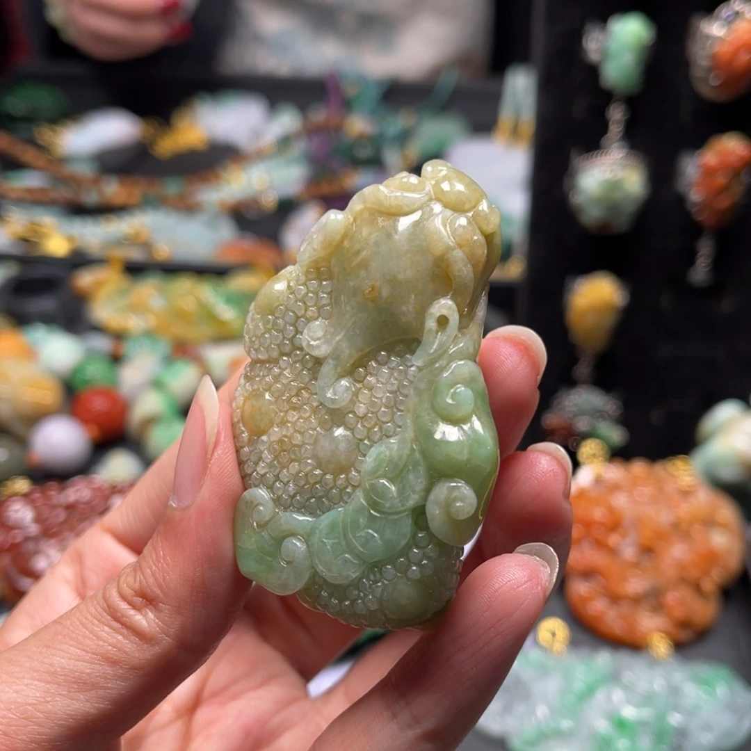 翡翠颈饰未镶嵌cggvvvvvbhhhhj