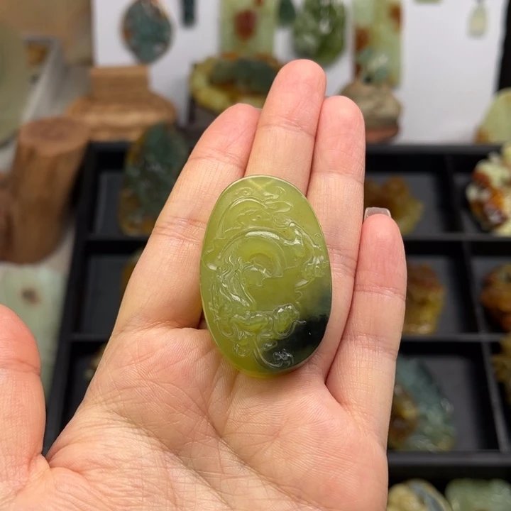 蛇纹石玉未镶嵌颈饰