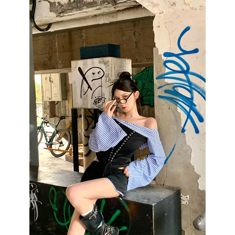 美式辣妹一字肩拼接设计感条纹长袖上衣高腰显瘦黑色短裤两件套女