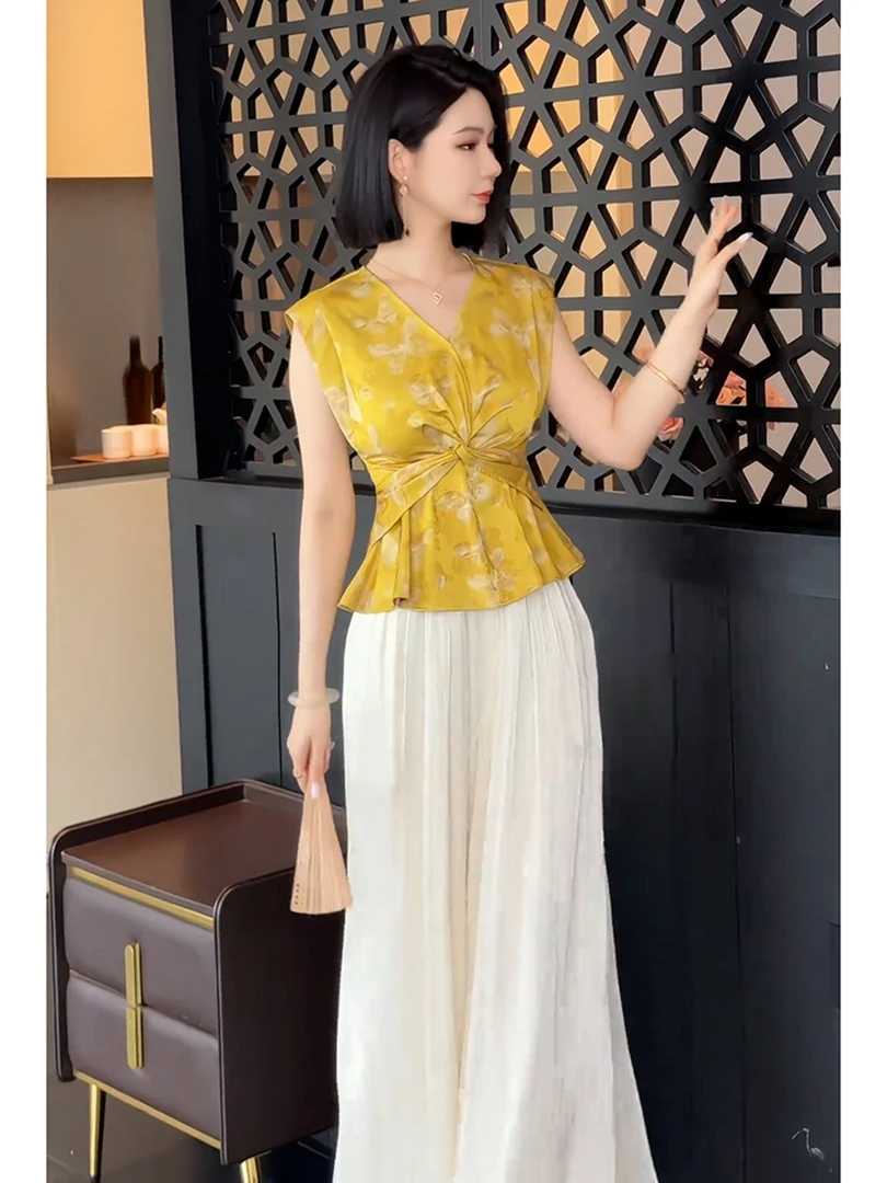 夏季大方得体气质穿搭轻奢高级感多巴胺黄色无袖V领修身扭结上衣