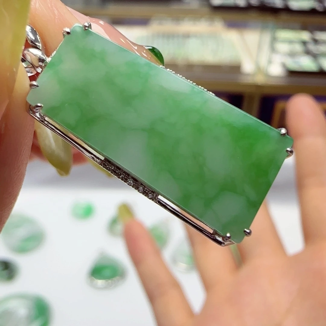 翡翠18K金镶嵌颈饰B1598