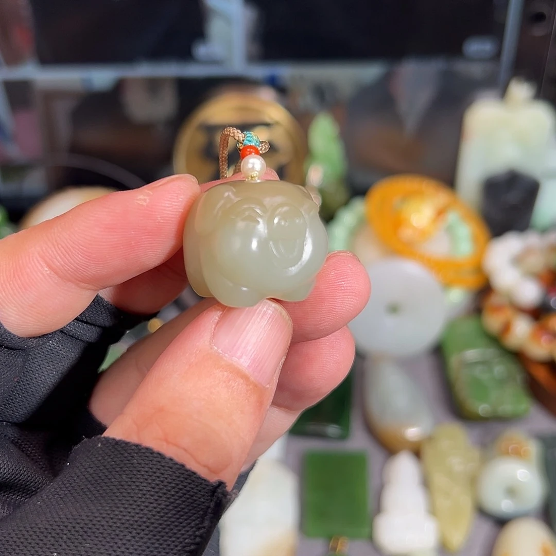 和田玉未镶嵌颈饰新疆且末糖青白手工雕小胖猪