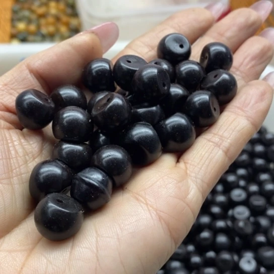 白玉菩提吊坠微瑕13黑金蒜瓣60颗