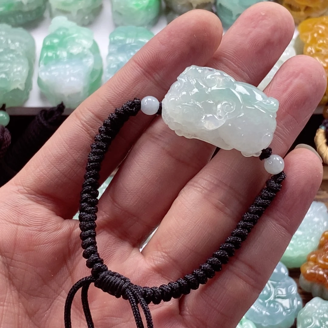 翡翠未镶嵌颈饰貔貅