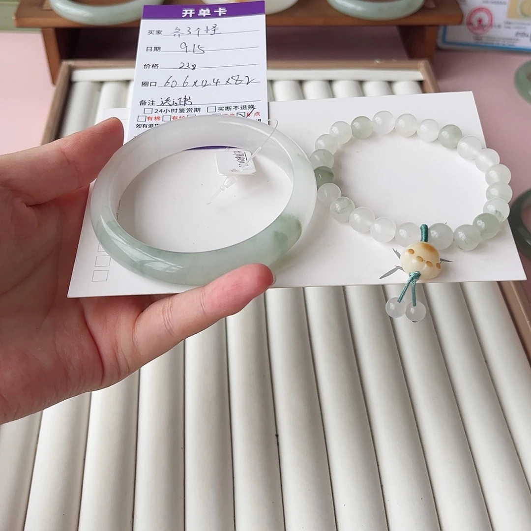 齐***怪未镶嵌手镯石英质玉