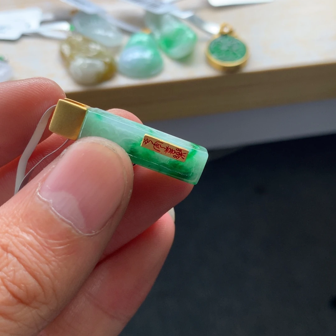 翡翠未镶嵌颈饰吊坠