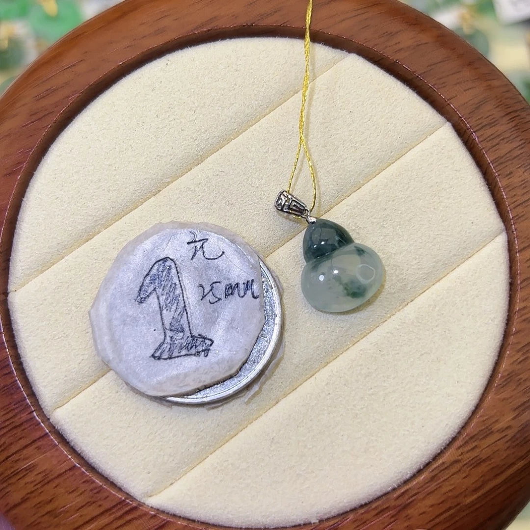 颈饰18K金镶嵌翡翠葫芦