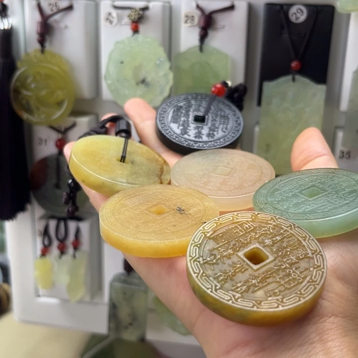 新***家合金蛇纹石玉颈饰