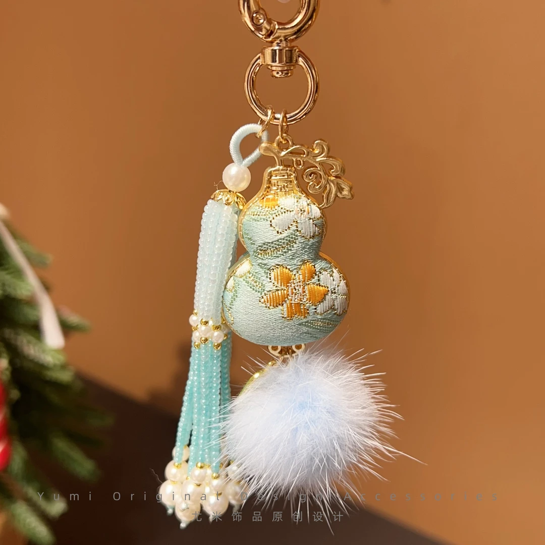 卡庭【设计师手作】新年爆改毛茸茸手机挂件绳链简约通勤搭配L3442