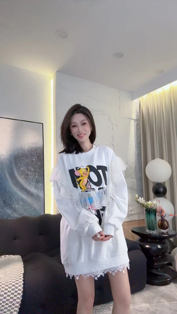 诺小晨推荐-春季新款印花设计感拼接蕾丝纯色显瘦百搭减龄卫衣E40