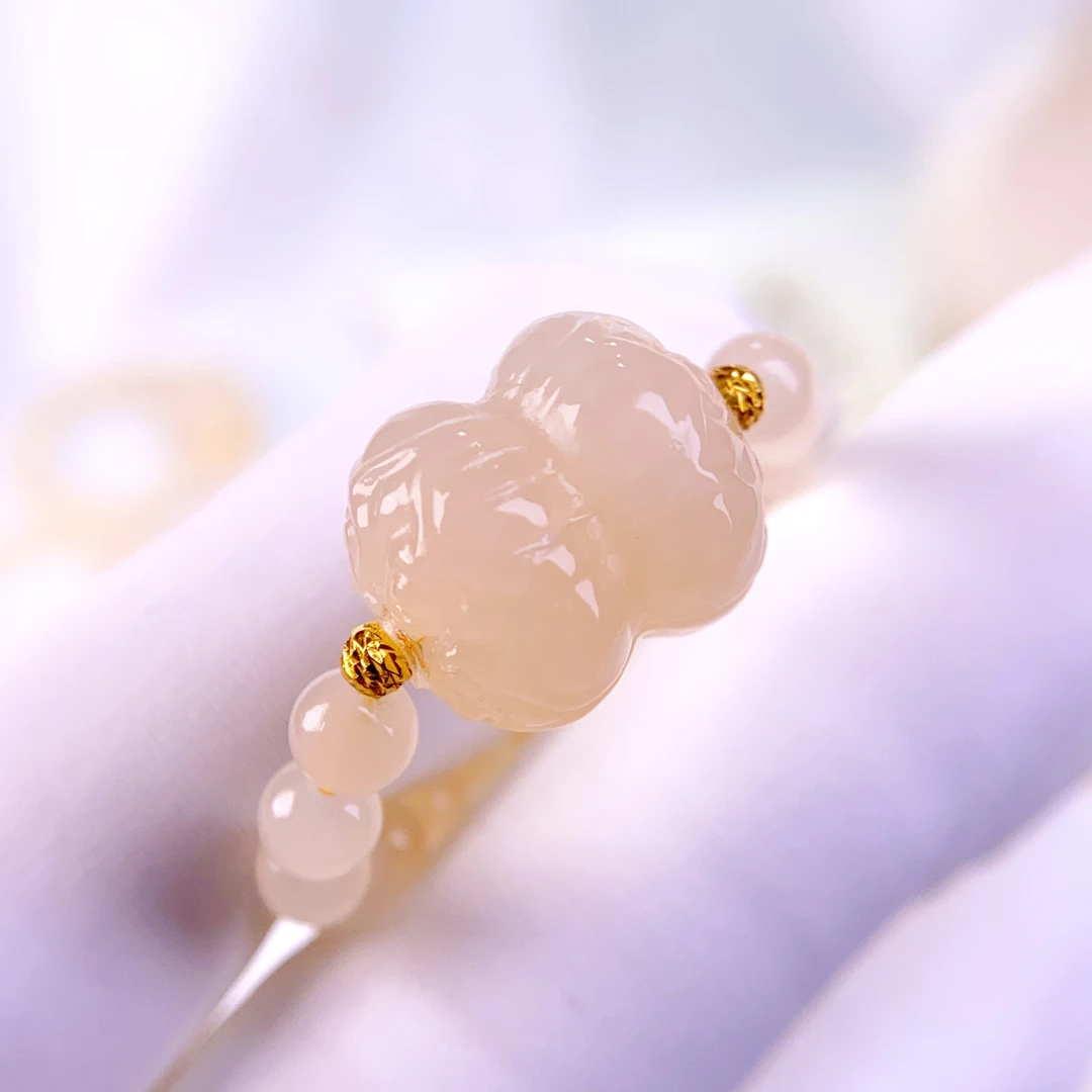 天然和田玉青海料精品熟藕粉并蒂莲18K金戒指约4mm圆珠指环@0011