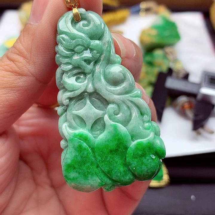 翡翠18K金镶嵌颈饰翡翠