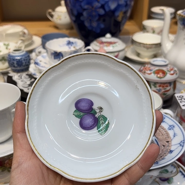 瓷片咖啡杯里的咖啡是我的最爱