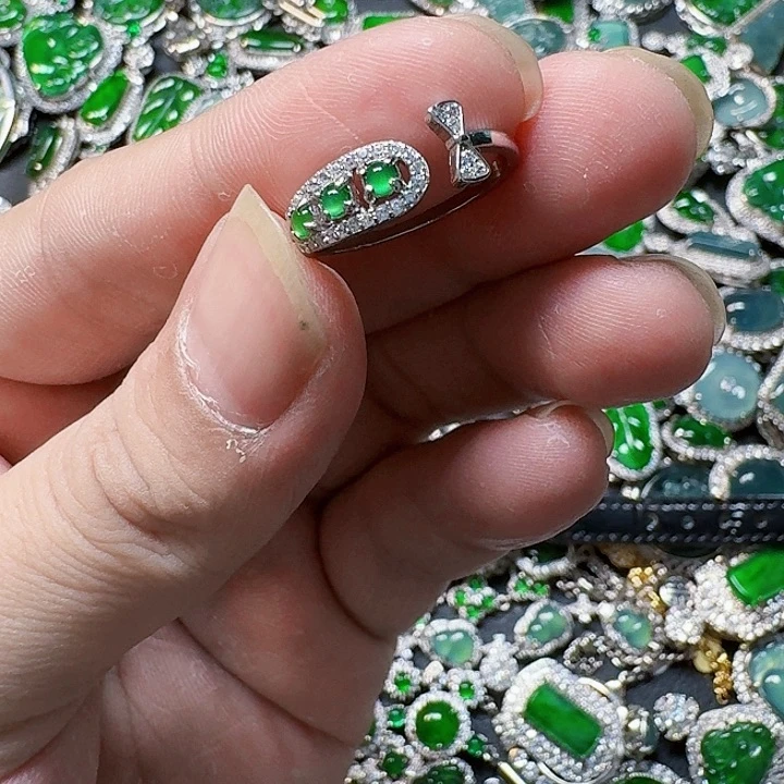 翡翠颈饰未镶嵌天然A货翡翠放漏