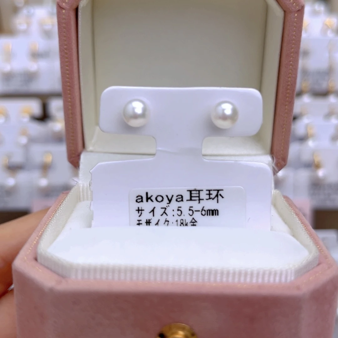 18K金镶嵌海水珍珠耳饰