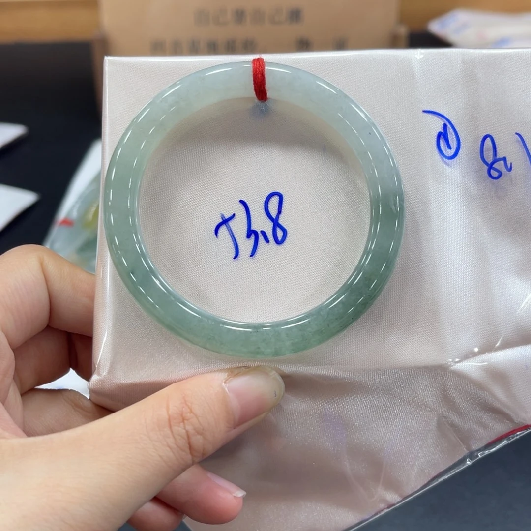 翡翠手镯未镶嵌翡翠