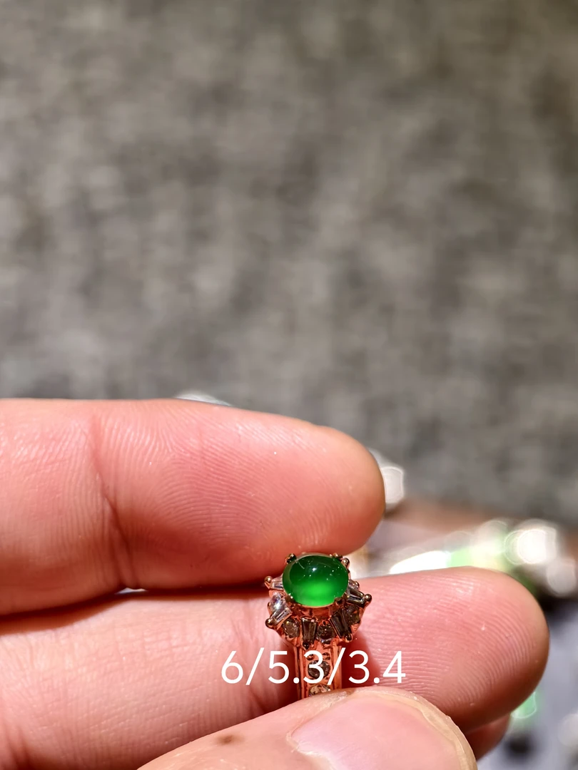 冰种翡翠木那龙石种浓阳绿荧光效应戒面蛋面戒指少见奢华浓辣绿