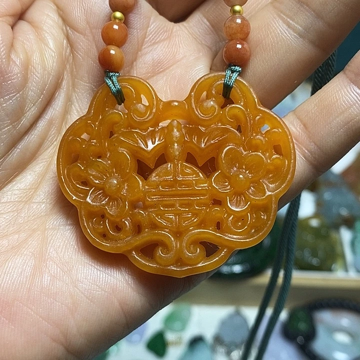 翡翠未镶嵌吊坠(赠链)