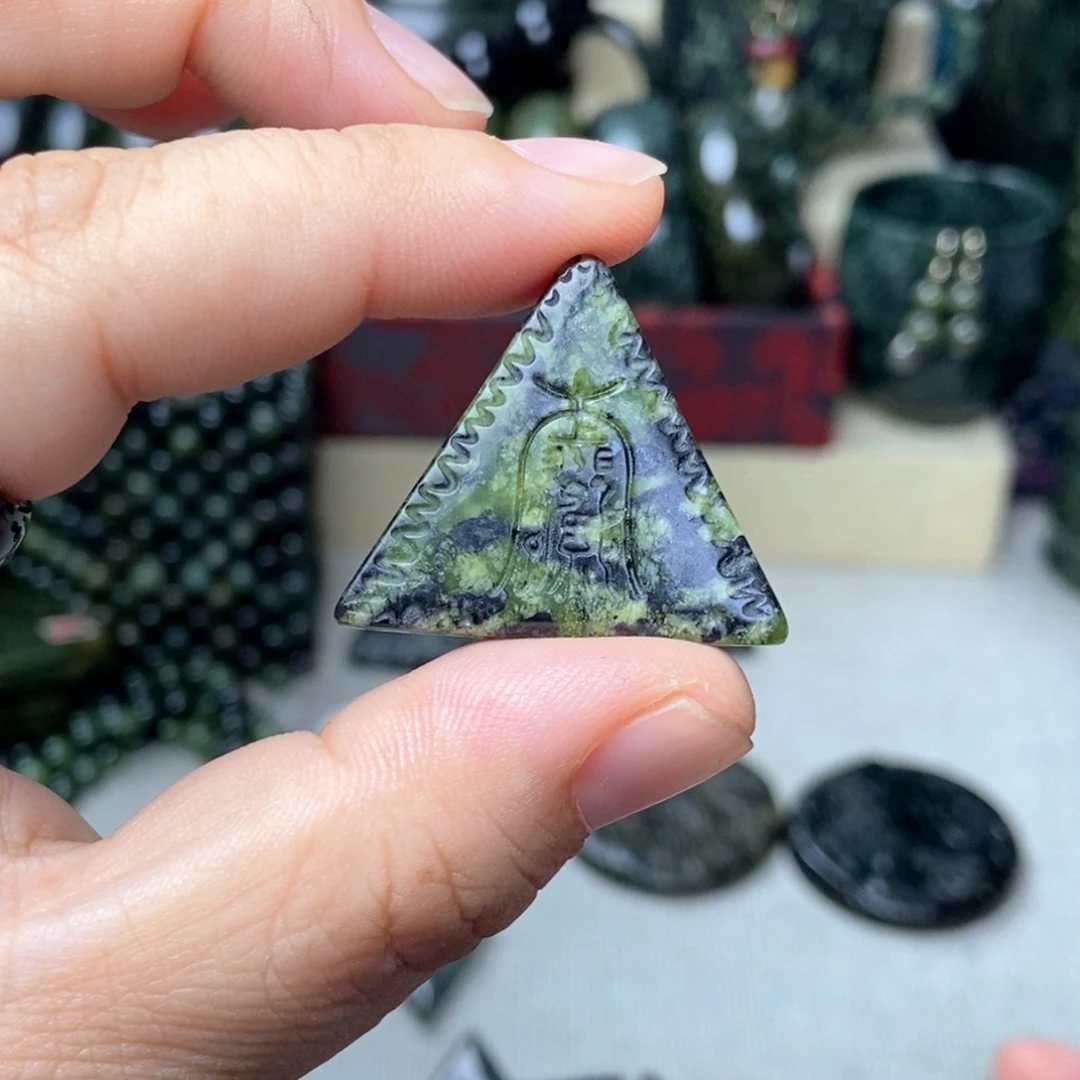 蛇纹石玉未镶嵌颈饰符牌