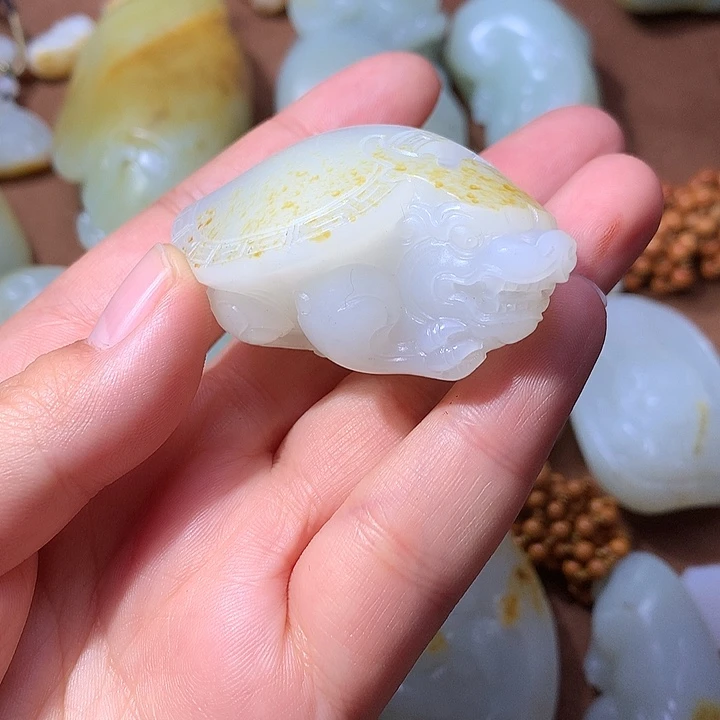 毛***子和田玉未镶嵌颈饰