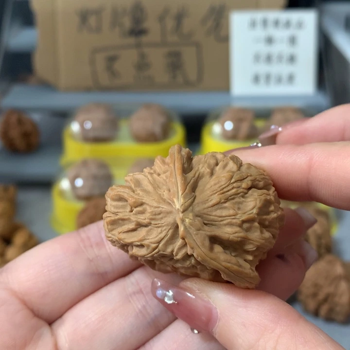 放***牛文玩核桃吊坠异形单只，有瑕疵