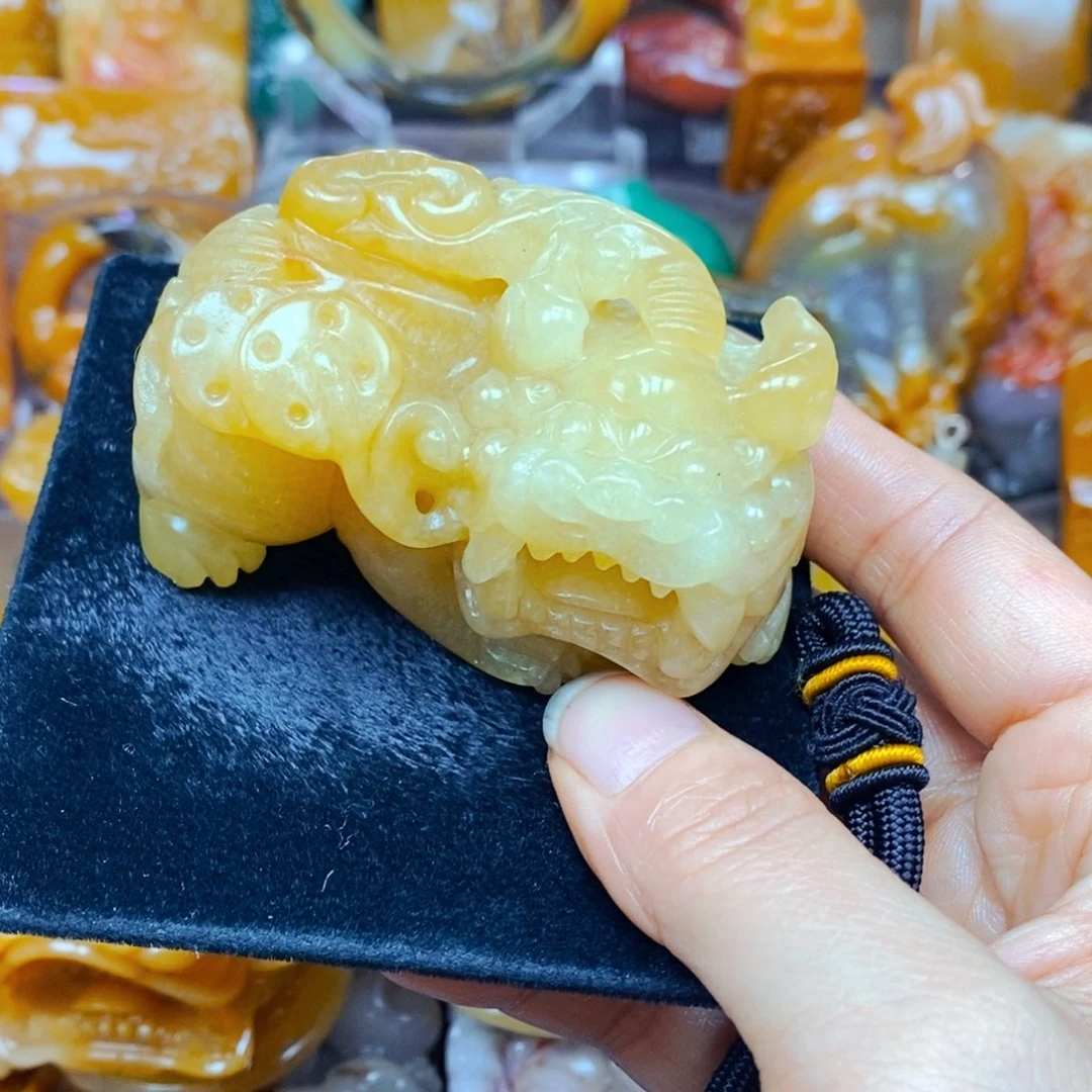 未镶嵌石英质玉（黄龙玉）颈饰